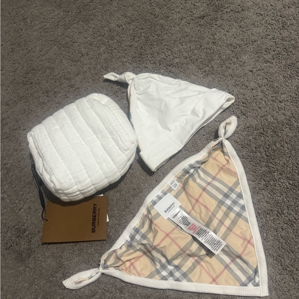 Burberry Kids White Quilted Hat and Plaid Bib Set
